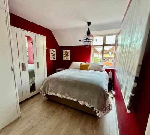 Entire 3 Bed House Weybridge Brooklands, London