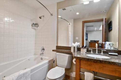 Apartment room in Unequalled Ski in Out Location Next to Gondola Superior 1BR Pool Condo Nast Winner B415