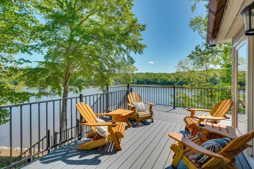 Lakefront Vacation Rental with Views and Hot Tub! in South Hill