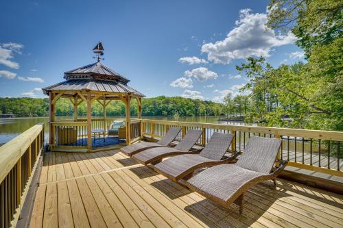 Lakefront Vacation Rental with Views and Hot Tub! in South Hill