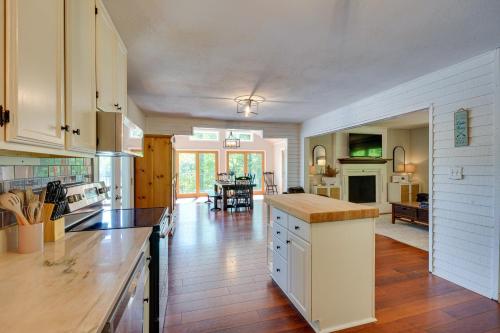 Lakefront Vacation Rental with Views and Hot Tub! in South Hill (VA)