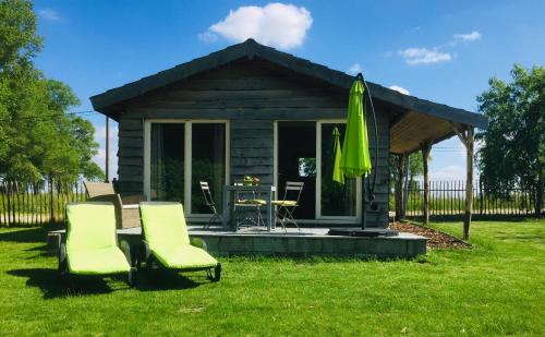 B&B Torhout - La vie en rose - A chalet in the nature with fenced garden - Bed and Breakfast Torhout