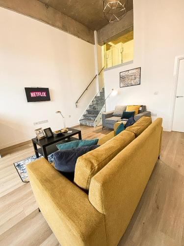 Modern Luxury Serviced Duplex Apartments by REPOSE- 150 Metro Court, WEST BROMWICH