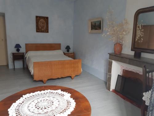 Grand appartement en location Dans maison de caractère 90 m2 (Grand appartement en location Dans maison de caractere 90 m2) in Barre-Des-Cevennes