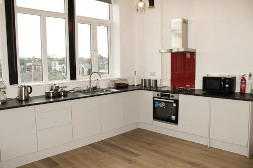 Modern Luxury Serviced Duplex Apartments by REPOSE- 150 Metro Court, WEST BROMWICH