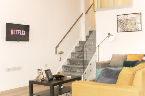 Modern Luxury Serviced Duplex Apartments by REPOSE- 150 Metro Court, WEST BROMWICH