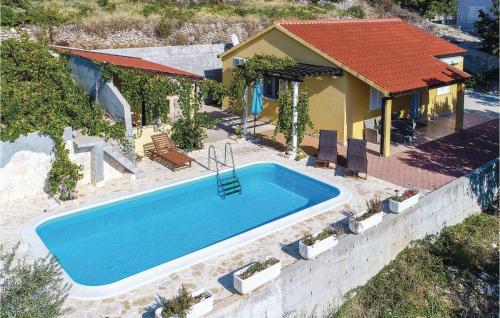 Peldbaseins, Two-Bedroom Holiday Home In Dingac in Potomje