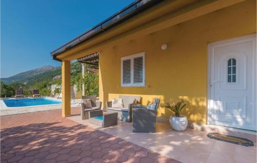 Peldbaseins, Two-Bedroom Holiday Home In Dingac in Potomje