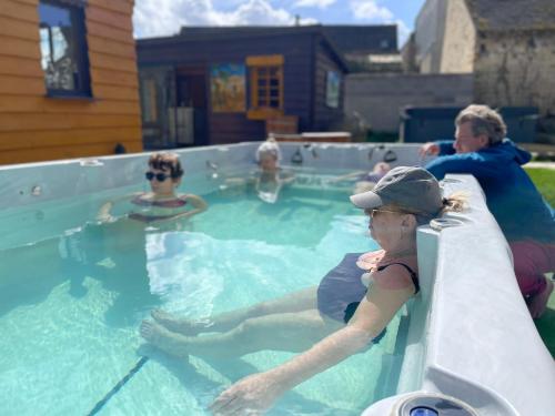 Баня на открито, O et Terre, gite ressourcement bains spa cryo sauna et foret in Ville-Saint-Jacques