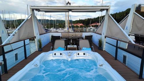 Pezsgőfürdő, SEA LUX FLOATING HOUSE AJDA Portorose in Lucija