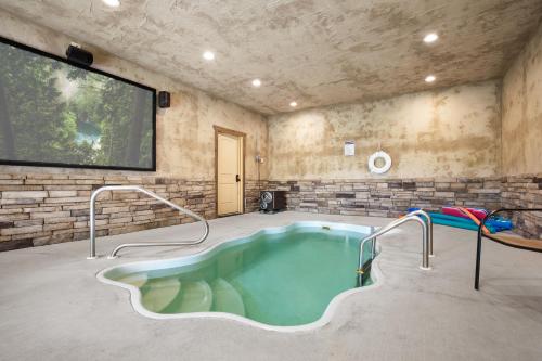 Poolin Around 1 Bedroom Private Heated Indoor Pool Hot Tub Sleeps 4 - image 7