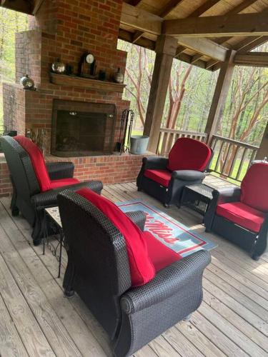 . Oxford Chalet Getaway with Lake/Beach Access