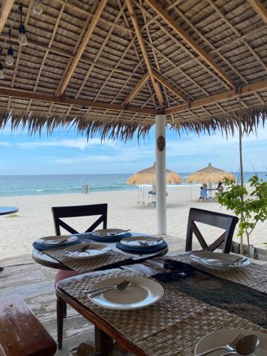 餐厅, 莫奈俱乐部海滨度假村-由可可特尔管理 (Club Monet Beachfront Resort by Cocotel) in 卡班甘