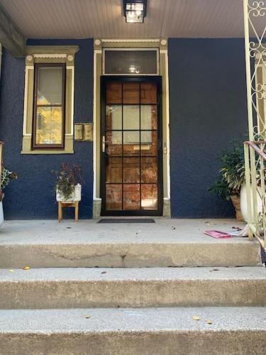 Bright, big family escape, W/parking, dogs welcome in Oak Park