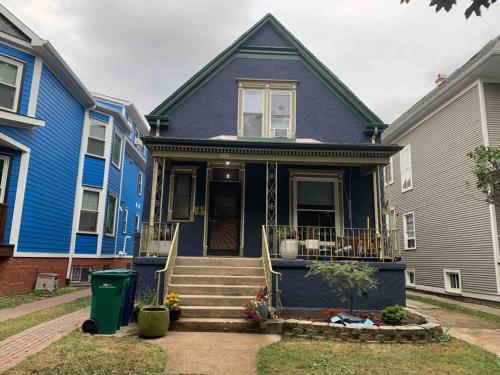 Bright, big family escape, W/parking, dogs welcome in Oak Park