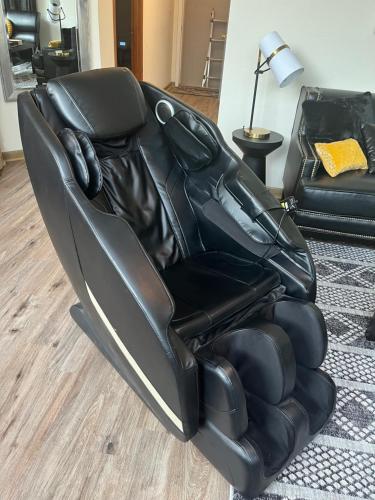 Paradise Oasis Near Lake *Full Body Massage Chair*