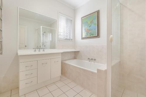 Dolphin Waters - Waterfront Delight with Private Pontoon - Holiday Yamba - image 3