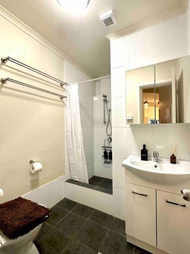 Bathroom, Cope Street Apartments in Waterloo