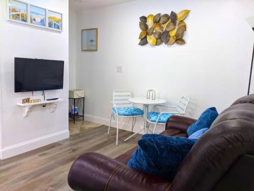 Sea Breezes Holiday, A Charming Suite Near The Beaches in Holiday, USA