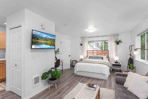 . Private Newly Renovated Studio w private Parking!