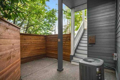 Private Newly Renovated Studio w private Parking!