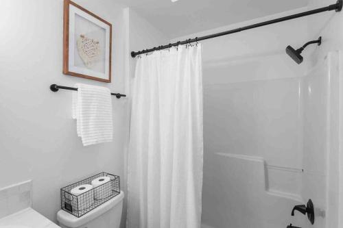 Private Newly Renovated Studio w private Parking!