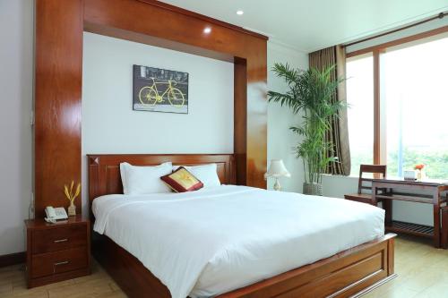King Room with Garden View image 10
