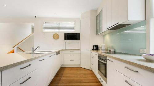 Konyha, Mazza by the Sea - Beachside Family Escape in Lake Tyers Beach