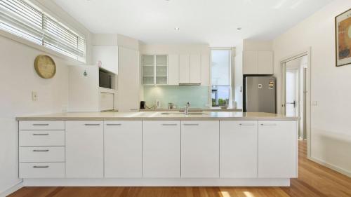 Konyha, Mazza by the Sea - Beachside Family Escape in Lake Tyers Beach