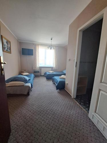 1 double bed, 1 twin bed