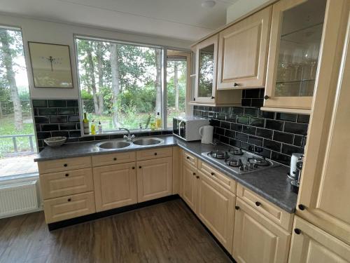 virtuve, Veel eigen en omheinde grond in dit luxe huisje! in Vaterene