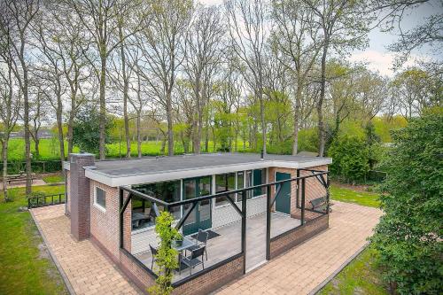 Balkons/terase, Veel eigen en omheinde grond in dit luxe huisje! in Vaterene