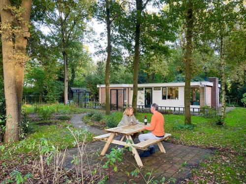 Balkons/terase, Veel eigen en omheinde grond in dit luxe huisje! in Vaterene