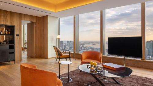 One-Bedroom Deluxe King Suite with Skyline View
