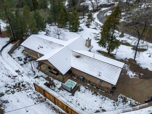 Country Club Hideout - w/ HotTub, King bed Country Club Hideout - w/ HotTub, King bed