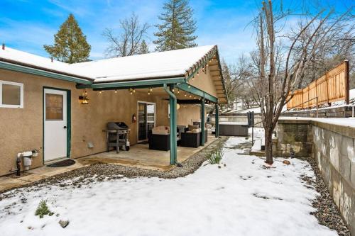 Country Club Hideout - w/ HotTub, King bed Country Club Hideout - w/ HotTub, King bed