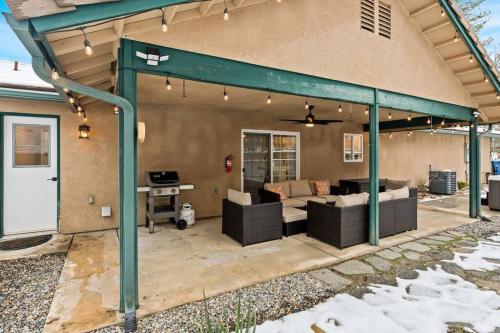 Country Club Hideout - w/ HotTub, King bed Country Club Hideout - w/ HotTub, King bed
