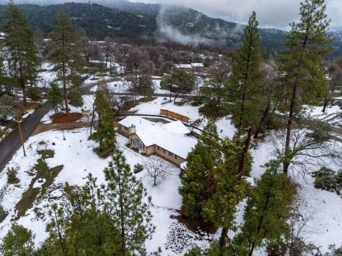 Country Club Hideout - w/ HotTub, King bed Country Club Hideout - w/ HotTub, King bed
