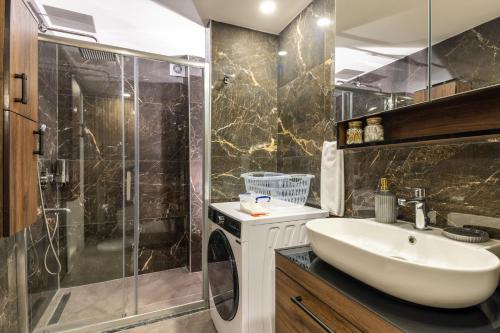Luxury One Bedroom Apartment with Pool Access  image 5