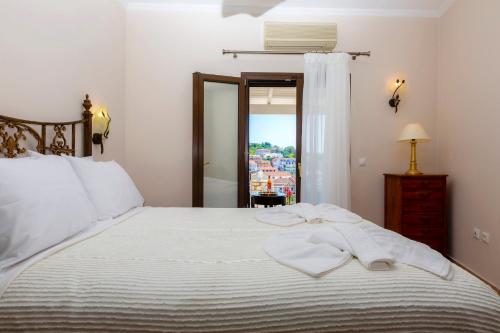 Solaris Methea- Luxury Central Villa by the Castle