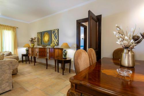 Solaris Methea- Luxury Central Villa by the Castle