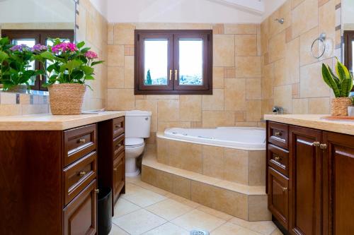 Solaris Methea- Luxury Central Villa by the Castle