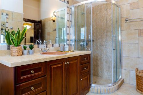 Solaris Methea- Luxury Central Villa by the Castle