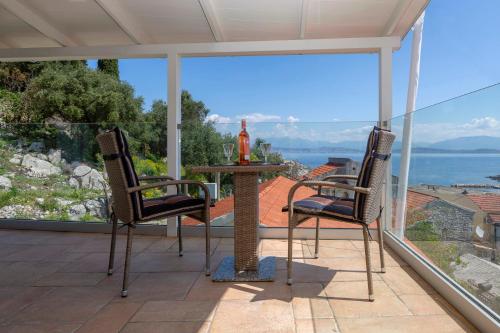 Solaris Methea- Luxury Central Villa by the Castle