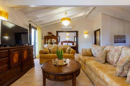 Solaris Methea- Luxury Central Villa by the Castle