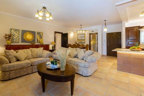 Solaris Methea- Luxury Central Villa by the Castle