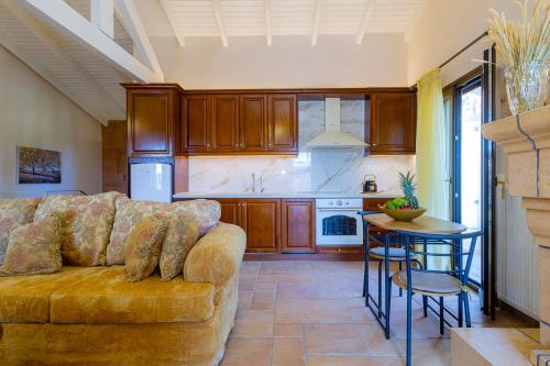 Solaris Methea- Luxury Central Villa by the Castle