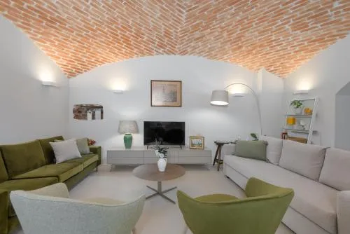 Exklusiv: Historisches Apartment mit Deckengewölbe in München, Deutschland