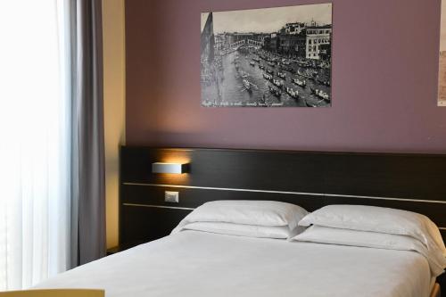 Double or Twin Room with Balcony, Beach Access and Parking image 10