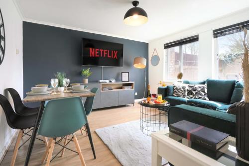 Central MK House with Free Parking, Fast Wifi, and Smart TV with Xbox, Sky TV Packages and Netflix by Yoko Property